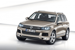 V roce 2010 začala výroba druhé ­generace Touaregu, jež se několik let vyráběla také v hybridním provedení (motor 3.0 V6 TSI a elektromotor)