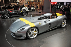 Ferrari Monza SP1 je jednomístný speedster. Také dvoumístný SP2 pohání dvanáctiválec z typu 812 Superfast s výkonem 603 kW a točivým momentem 719 N.m