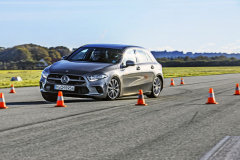 Elk test, tedy losí test simulující vyhýbací manévr před překážkou, ukazuje na stabilitu vozu v extrémních podmínkách. Na snímku Mercedes-Benz třídy A, jeden z uchazečů o titul Vůz roku 2019 (COTY)