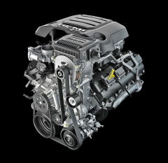 V8 5.7 Hemi si i nadále vystačí s dvouventilovými rozvody OHV a atmosférickým plněním. Překvapuje kultivovaností běhu a výkonem dostupným za všech okolností