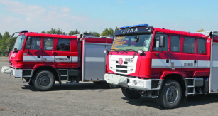 TATRA TERRN01 R55 (vzadu) a TATRA TERRA hasičský speciál (vepředu). Velmi patrné jsou rozdíly v délce kabiny, zakrytování přechodu mezi kabinou a nástavbou, systém LED osvětlení a podstatně vylepšený nástup do zadní části kabiny.