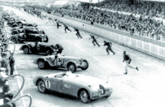 Závod 24 hodin Le Mans 1939 byl právě odstartován a jezdci běží ke svým strojům.