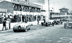 Start do závodu 24 hodin Le Mans 1939. Posádka vozu Bugatti T57C „Tank“ Jean-Piere Wimille a Pierre Veyron se ještě před samotným startem pořádně zapotila. Poškozený motor z prvního tréninku celý tým spravoval až do ranních hodin.