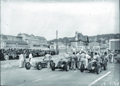 Startovní rošt Grand Prix Deauville (Normandie) 1936. Zleva: Jean Pierre Wimille, Bugatti T59 st. č. 14, Giuseppe „Nino“ Farina st. č. 28 a René Dreyfus st. č. 30, oba dva Alfa Romeo 8C.