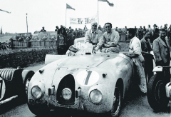 Bugatti T57C „letí“ vstříc svému slavnému vítězství v Le Mans 1939.