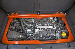 Malý přeplňovaný tříválec řady H4B o objemu 0,9 l posílil u modelu GT na 80 kW. S lehkým automobilem si umí snadno poradit