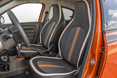 Sedadla s integrovanými hlavovými opěrkami mají i ostatní modely řady Twingo. ­Specialitou výbavy GT je barevné čalounění s bílým lemem