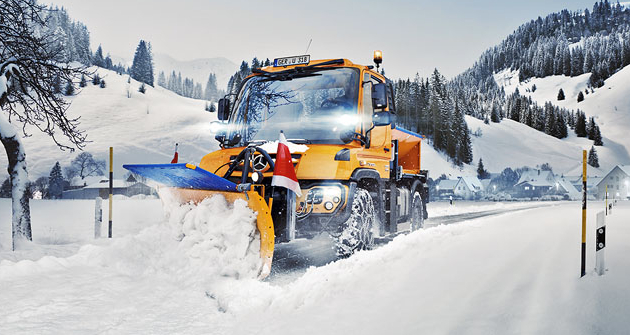 Unimog dokáže efektivně udržovat sjízdné vozovky i v extrémních podmínkách