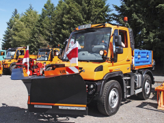 Unimog U 218 se sněhovou radlicí a posypovou nástavbou