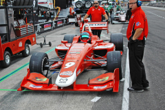 Ve formuli Indy Lights také startují kompozitové monoposty Dallara, ale s přeplňovanými čtyřválci Mazda o výkonu až 500 koní (368 kW)