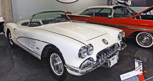 Chevrolet Corvette samozřejmě nemůže v muzeu amerických automobilů chybět (na snímku model 1960 s motorem 283 V8)