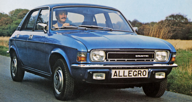 Austin Allegro model 1978 jako čtyřdveřový sedan se splývající zádí, ale bez výklopné zadní stěny  (má malé víko zavazadlového prostoru)