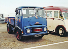 Jeden z typických lehkých nákladních vozů Austin z padesátých let