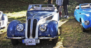 BMW 327 (1937), dvoulitrový šestiválec ze sbírek Miloše Vránka. Vpravo neméně jedinečné BMW 315 Sport Roadster (1936) s karoserií britského importéra Frazer Nash