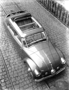 Tatra 77 A ročníku 1936 s přepážkou za řidičem a shrnovací střechou Webasto