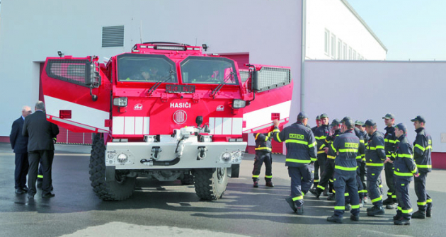 Nové speciální odolnější hasičské stříkačky Tatra Titan jsou zcela jistě nejmodernější hasičskou a záchrannou technikou, a to nejen v ČR. Nové speciální odolnější hasičské stříkačky Tatra Titan jsou zcela jistě nejmodernější hasičskou a záchrannou technikou, a to nejen v ČR.