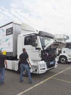 Před jízdou samotnou jsem si nechal sklopit kabinu, abych nahlédl do prostoru, kde bývá běžně uložen spalovací motor.