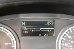 Samozřejmě přístrojové vybavení elektronáklaďáku odpovídá jeho alternativnímu pohonu – zařazený/spíše zvolený mód jízdy vozidla, stav baterie, vybíjení či dobíjení.