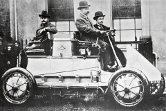 Elektromobily, včetně těch Lohner-Porsche, trpěly již před více než sto lety malou kapacitou a vysokou hmotností baterií.