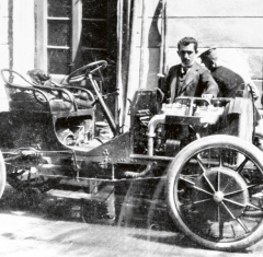 Ferdinand Porsche u jednoho z elektrovozů Lohner-Porsche s pohonem typu Mixte. Pod kapotou spalovací motor, pod sedadly generátor elektrické energie.