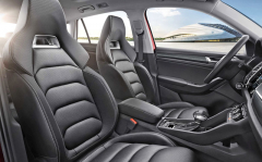 Podobná sportovní sedadla s integrovanými hlavovými opěrkami budou ve výbavě evropského Kodiaqu RS
