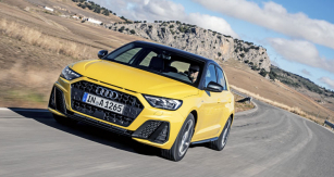 Druhá generace Audi A1 sází na sportovnější vzhled. Zajímavým detailem odkazujícím na tradici v automobilových soutěžích je štěrbina mezi kapotou a maskou chladiče