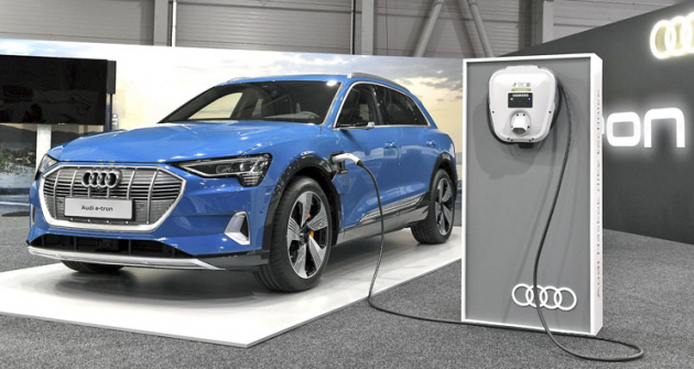 Audi e-tron bylo na výstavě stylově připojeno k nabíječce