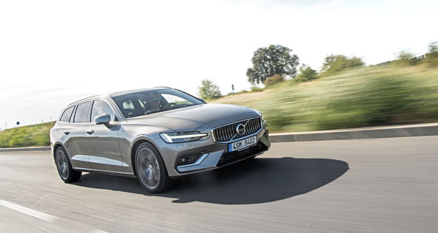 Volvo V60 se drží moderního  stylu Volvo a oproti modelům řady 90 působí mírně sportovnějším dojmem