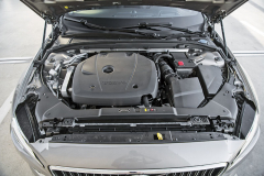 Nenápadně ukrytý čtyřválec verze T6 má kompresor, turbodmychadlo a výkon 228 kW (310 k)