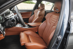Výrazně tvarovaná sedadla jsou nesmírně pohodlná. BMW M5 navíc ­nabízí velmi solidní vnitřní prostor prakticky ve všech směrech