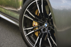 Pro BMW M5 jsou v nabídce výbavy na přání karbon-keramické brzdy (238 472 Kč)