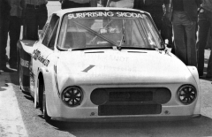 Tony Dickinson (Škoda Super Saloon/Lola Ford Hart 2.0) při předvádění v Brně (1980)