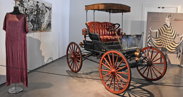 Nejstarším exponátem muzea je americký dvouválcový Winner, „Bezkoňový“ Model A (1898). Do drožky vestavěli spalovací motor s primitivní převodovkou