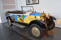 Unic, typ L2 (1924) s čtyřválcem 1,9 litru (9 HP), je poctou Sonnie Delaunay, první malířce, které uspořádali už za jejího života výstavu v Louvre. Jako první umělkyně dekorovala automobily