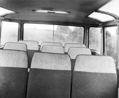 Ve třetí až páté řadě bylo celkem devět sedadel, patrná je také velká plocha oken