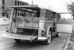 Minibus Tatra 603 MB měl v zadní stěně vodorovně členěné dvoudílné dveře