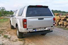 ISUZU D-Max – Součástí výbavy Basic je i jednoduchý trubkový nárazník vzadu