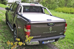 Renault Alaskan – Nerezový ochranný rám i nášlapy jsou spíše efektní než praktické, zato užitečným příplatkovým doplňkem je uzamykatelná roleta