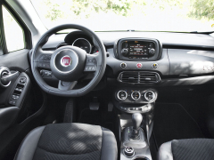 Fiat 500X – Palubní deska včetně přístrojů je v tzv. retro designu, ale je přehledná, přístroje dobře čitelné