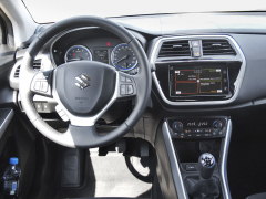 Suzuki S-Cross – Palubní deska je přehledná, přístroje dobře čitelné, ovladačů na volantu je tak akorát