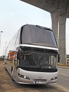 Důstojný nástupce prvního patrového autobusu na světě Neoplan Skyliner nejnovější generace