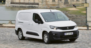 S novým Peugeotem Partner van u zámku Chantilly