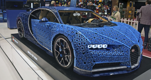 Plně funkční Bugatti Chiron v měřítku 1:1 o hmotnosti 1500 kg postavilo 16  zaměstnanců české filiálky společnosti LEGO z více jak milionu kostek