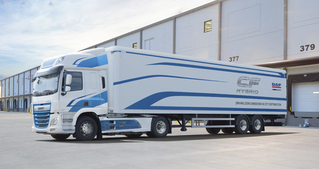 DAF CF Hybrid byl vyvinut pro jízdu s nulovými emisemi v elektrickém režimu v městských oblastech, ale současně nabízí mnohem větší dojezdovou vzdálenost mimo město, díky nejnovější čisté technologii vznětových motorů. DAF CF Hybrid byl vyvinut pro jízdu s nulovými emisemi v elektrickém režimu v městských oblastech, ale současně nabízí mnohem větší dojezdovou vzdálenost mimo město, díky nejnovější čisté technologii vznětových motorů.