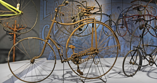 Za vchodem nás vítá asi 150 bi- a tricyklů nejbizarnějších koncepcí a konstrukcí (například 6místný Singer Victoria z r. 1900), postupně se měnících v dnešní standard