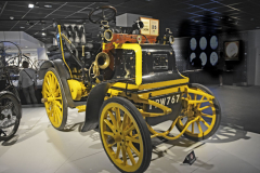 Tento Daimler Phaeton (1898) vyrobila první britská automobilová továrna The Motor Mills, kterou v Coventry založil roku 1986 Harry Lawson