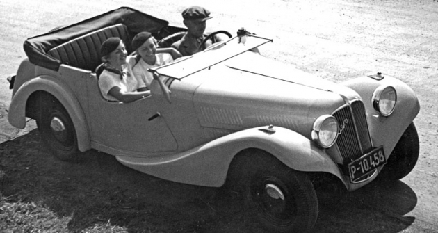 Jaro 1934: vedle řidiče mohly v otevřeném voze Aero 30 cestovat dvě štíhlé dámy