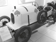 Malý vůz Austro-Daimler „Sascha“, který se stal jistou záminkou ke konci kariéry generálního ředitele Ferdinanda Porscheho v továrně ve Wiener Neustadtu.