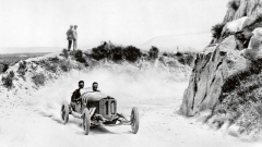 Vítěz Targa Florio i Coppa Florio 1924 Christian Werner v plném trapu na trati.