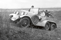 V roce 1926 zkonstruoval Porsche pro vojenský tendr třínápravovou těžkou limuzínu Mercedes-Benz G1.